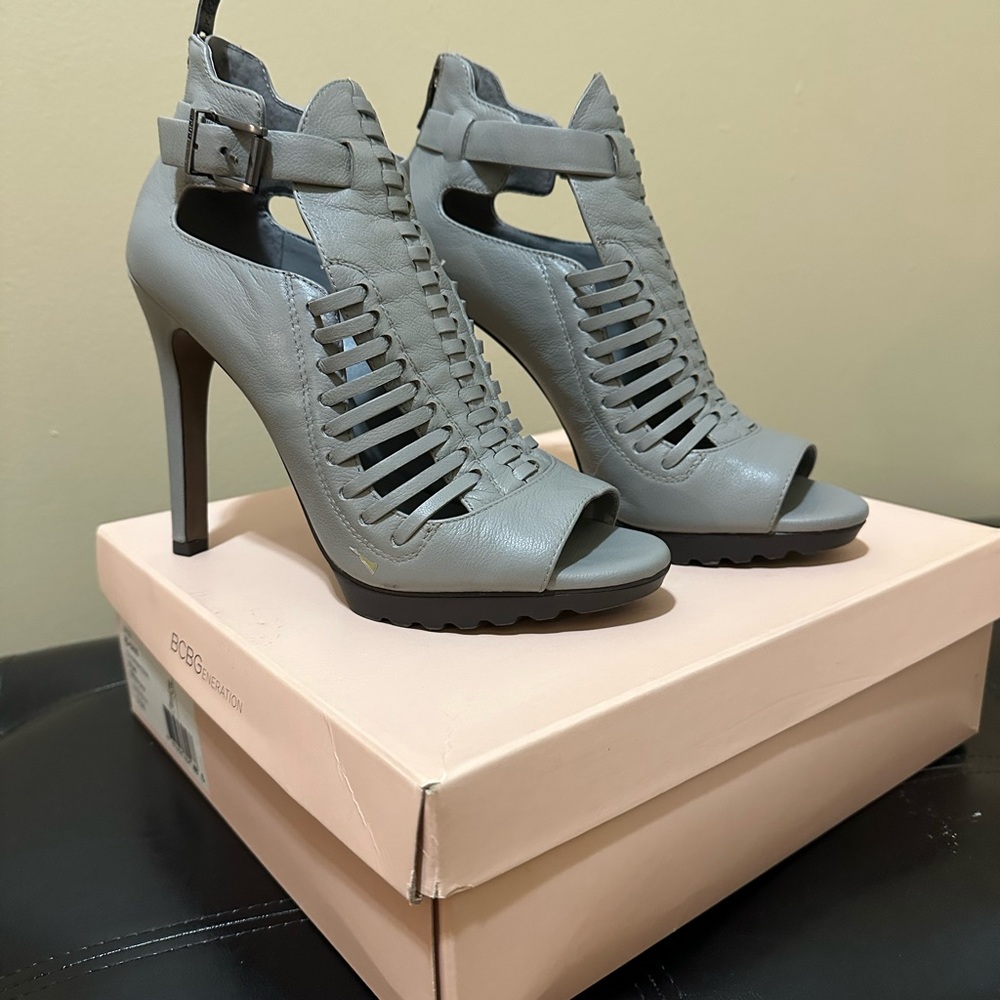 BCBGeneration BG-KAIUS Gray Heeled Shoes with Elegant Design Sz 9.5